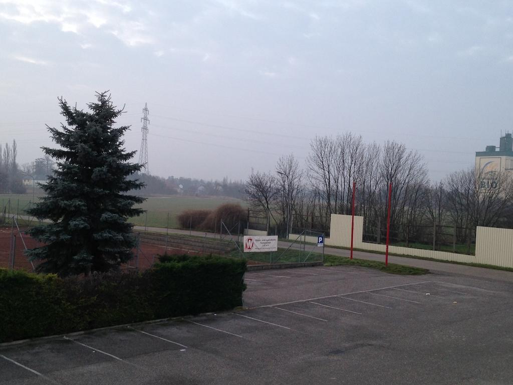 Pension Tennisweber Schwechat Luaran gambar