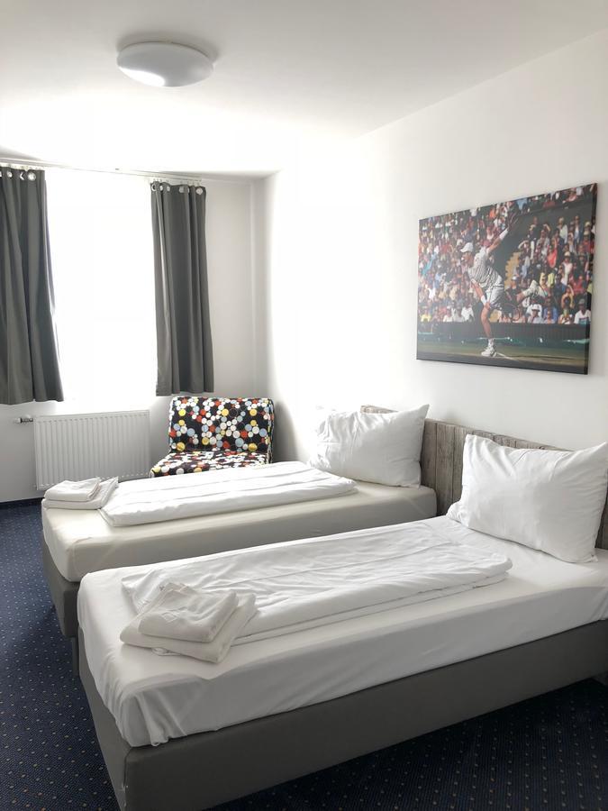 Pension Tennisweber Schwechat Luaran gambar