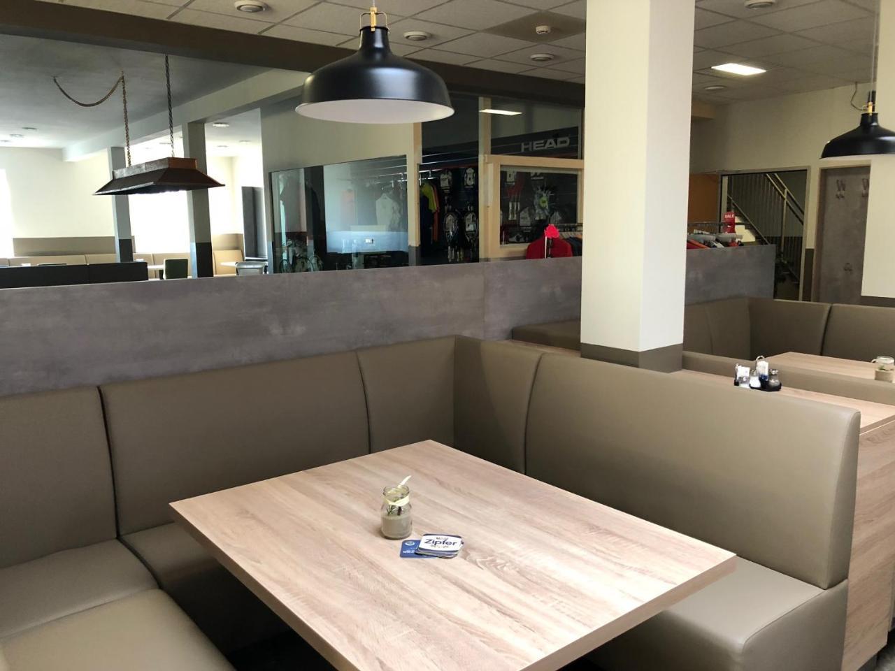 Pension Tennisweber Schwechat Luaran gambar